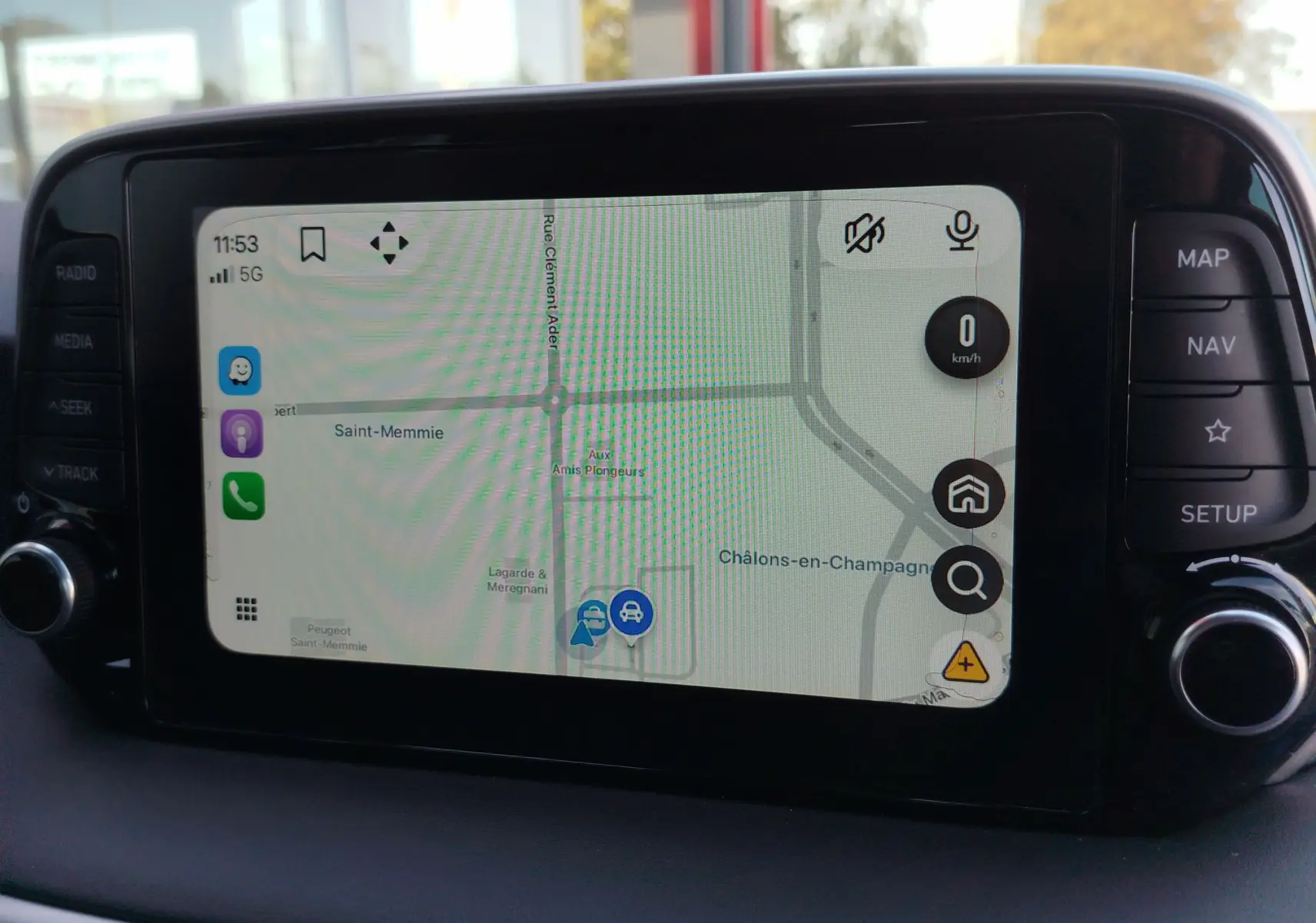 Écran tactile central du Hyundai Tucson 2019 affichant la navigation avec boutons physiques autour, intérieur gris.
