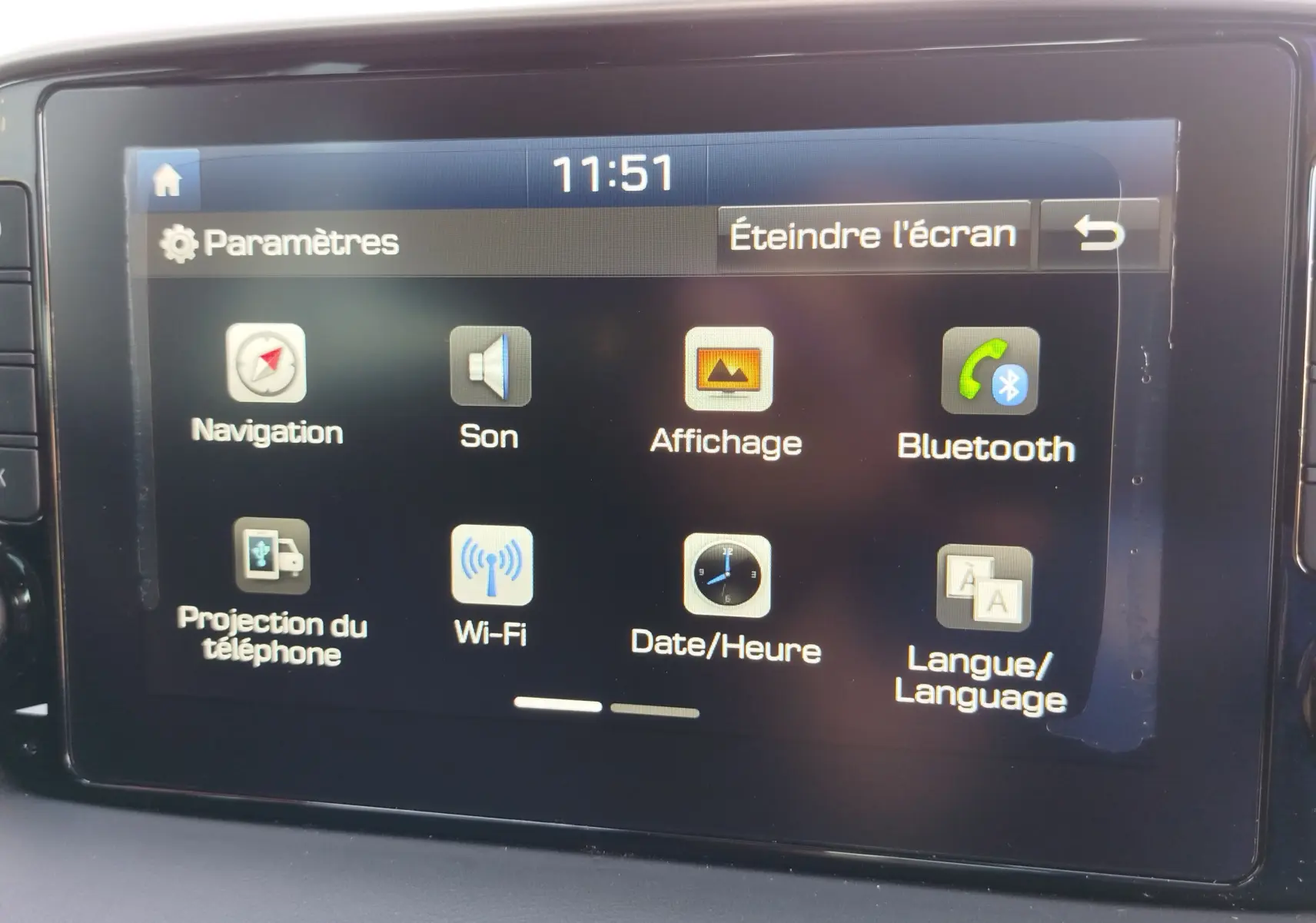 Écran tactile du système multimédia du Hyundai Tucson 2019 affichant les paramètres de navigation, son, affichage, Bluetooth, Wi-Fi et langue.