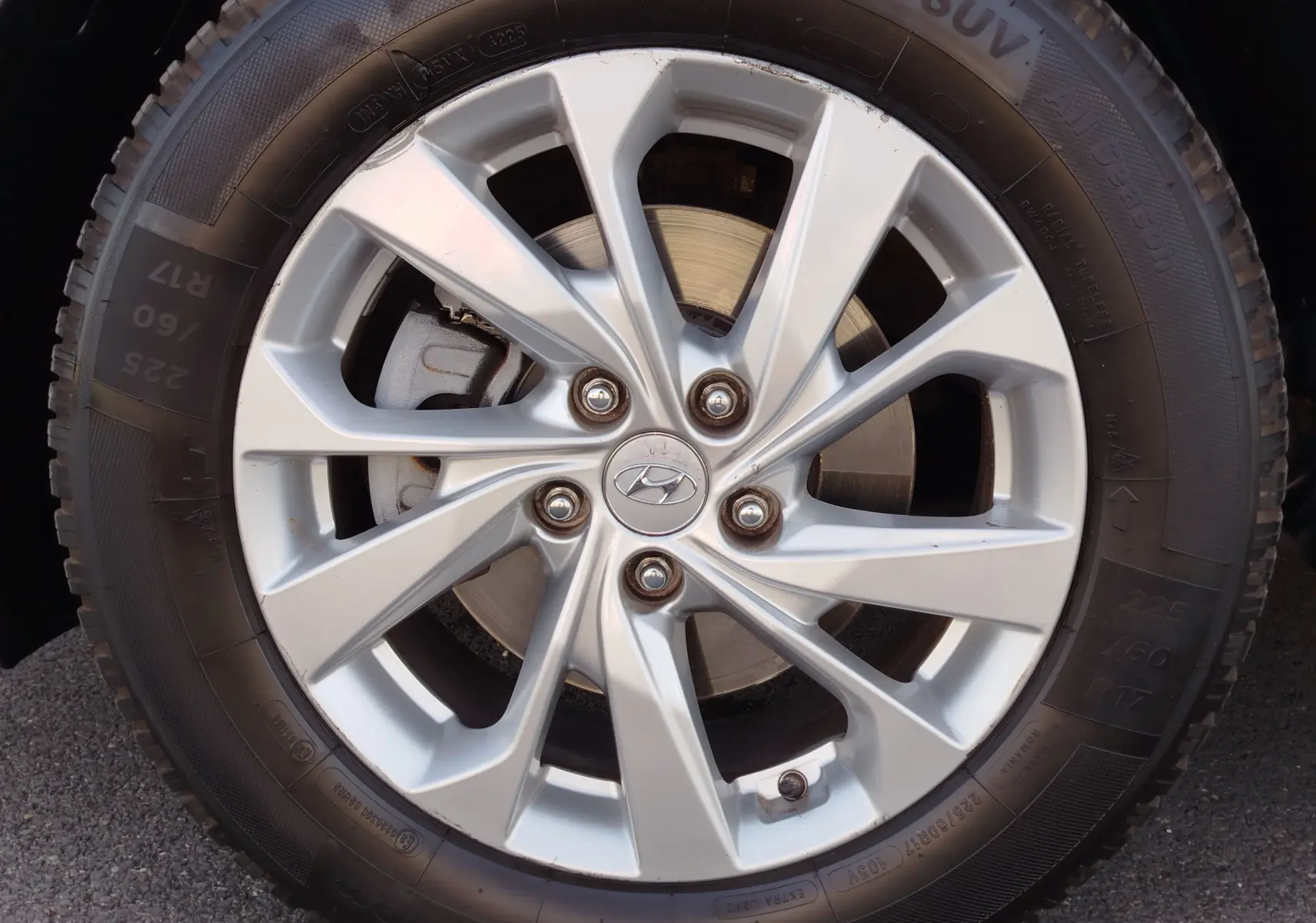 Gros plan sur la jante alliage argentée du Hyundai Tucson 2019, mettant en valeur le logo central et le pneu noir.