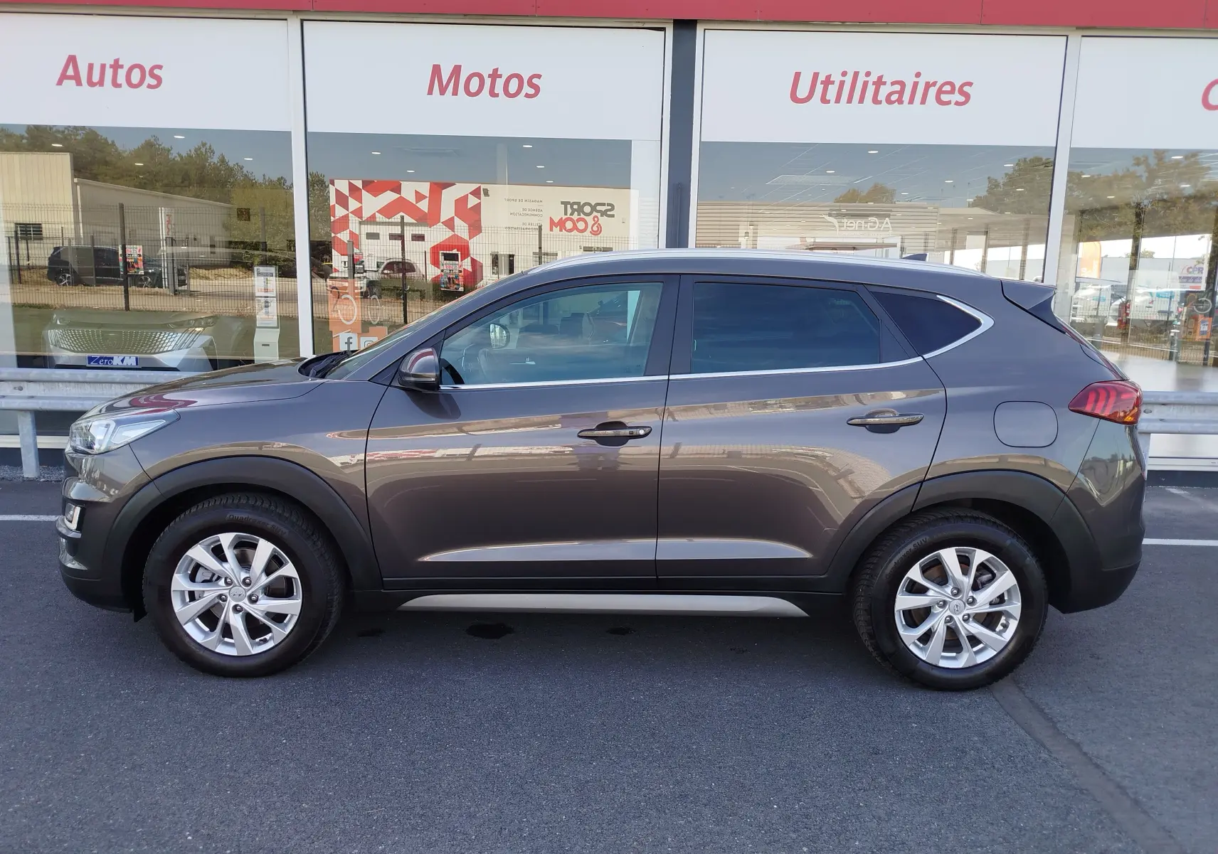 Profil côté gauche d’un Hyundai Tucson gris Micron 2019, avec jantes alliage et lignes épurées visibles.