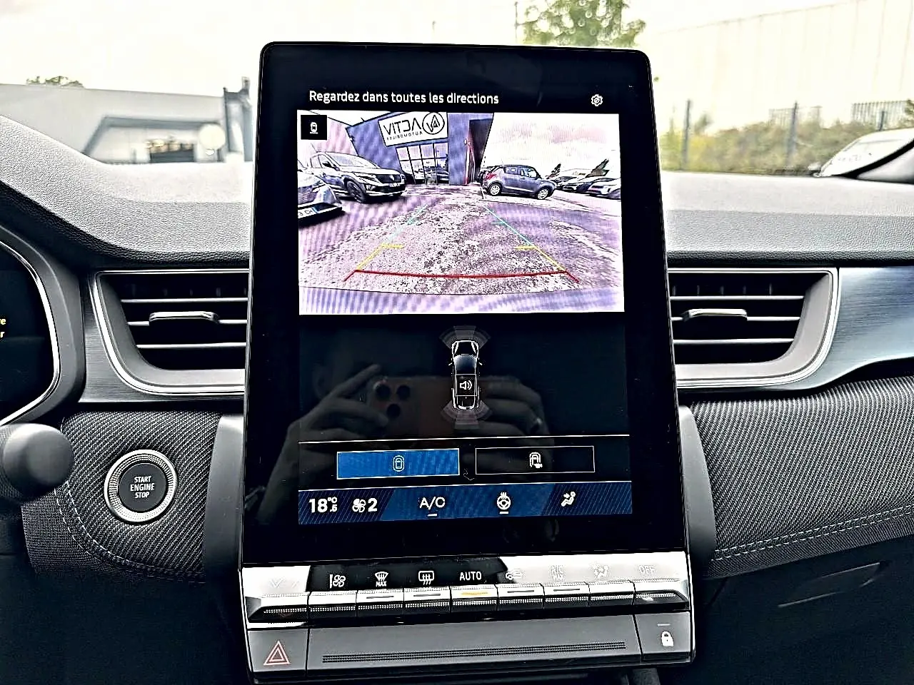 Écran tactile central affichant la caméra de recul dans l’habitacle du Renault Symbioz bleu iron, vue de face.
