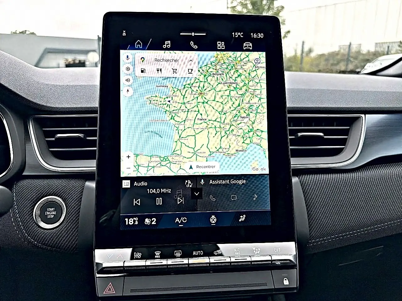 Vue rapprochée de l’écran tactile central affichant la navigation GPS dans l’habitacle du Renault Symbioz 2026.