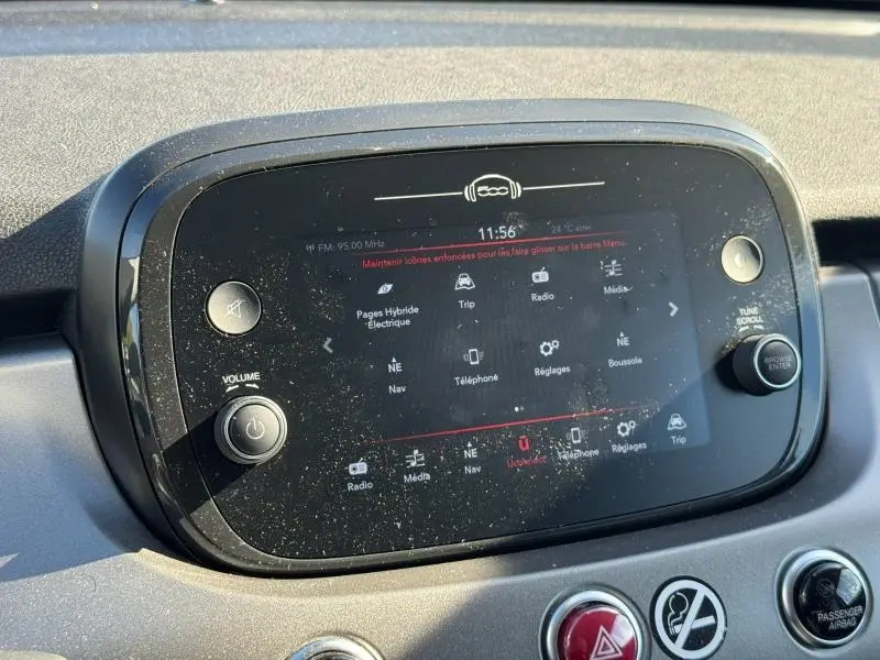 Écran tactile central du tableau de bord de la Fiat 500X 2024, avec interface multimédia et commandes visibles.