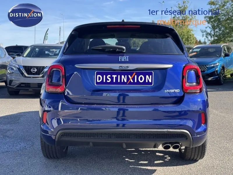 Vue arrière d'une FIAT 500X hybride en bleu, avec feux LED et double sortie d'échappement visible.