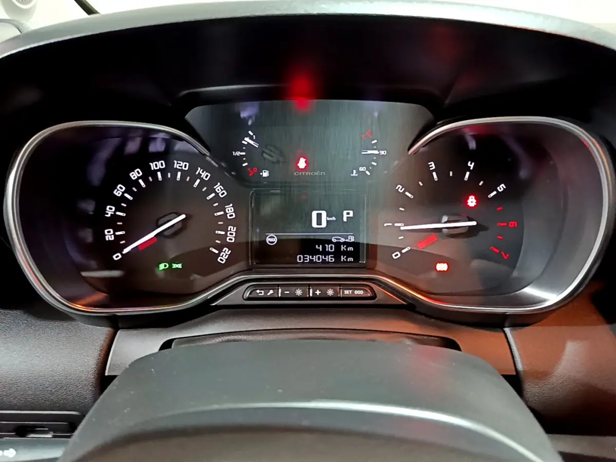 Tableau de bord du Citroën C3 Aircross PureTech 110 2019, affichage numérique et compteurs analogiques vus de face.