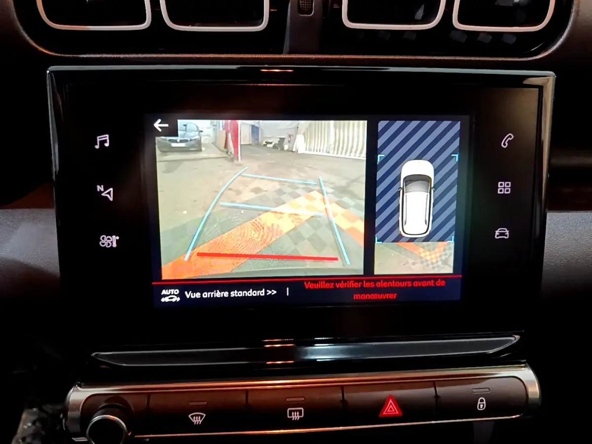 Écran tactile intérieur du Citroën C3 Aircross noir montrant la caméra de recul et l'aide au stationnement.