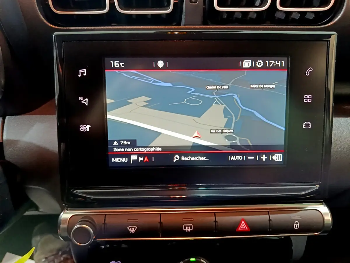 Écran tactile central affichant la navigation du Citroën C3 Aircross PureTech 110 noir, vue rapprochée intérieure.