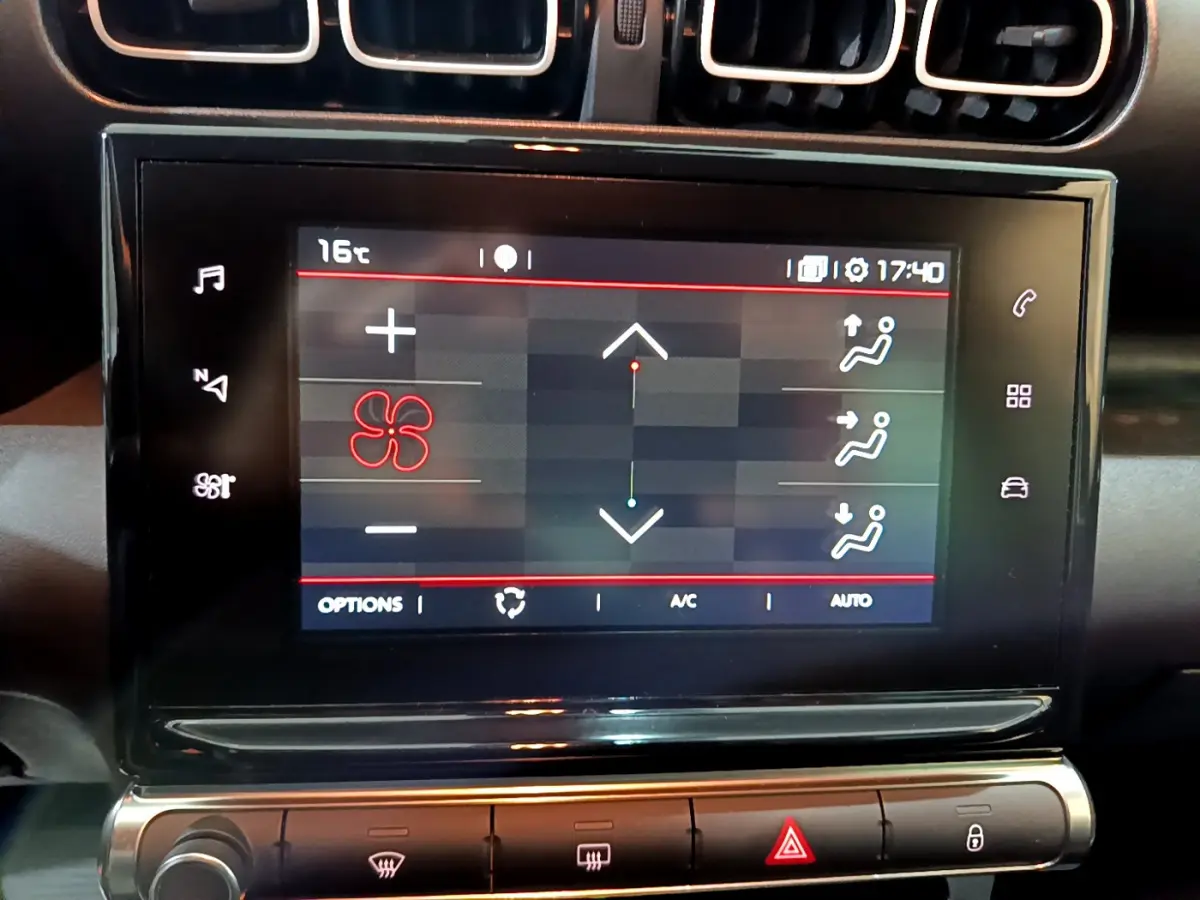 Écran tactile central affichant la climatisation sur le tableau de bord noir du Citroën C3 Aircross 2019.
