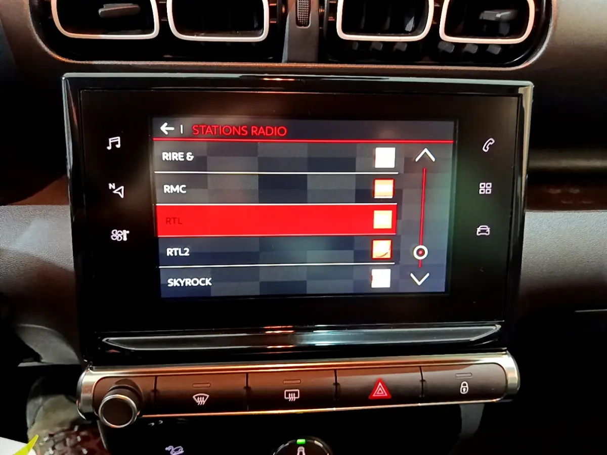 Écran tactile central affichant les stations radio dans l'habitacle noir du Citroën C3 Aircross PureTech 2019.