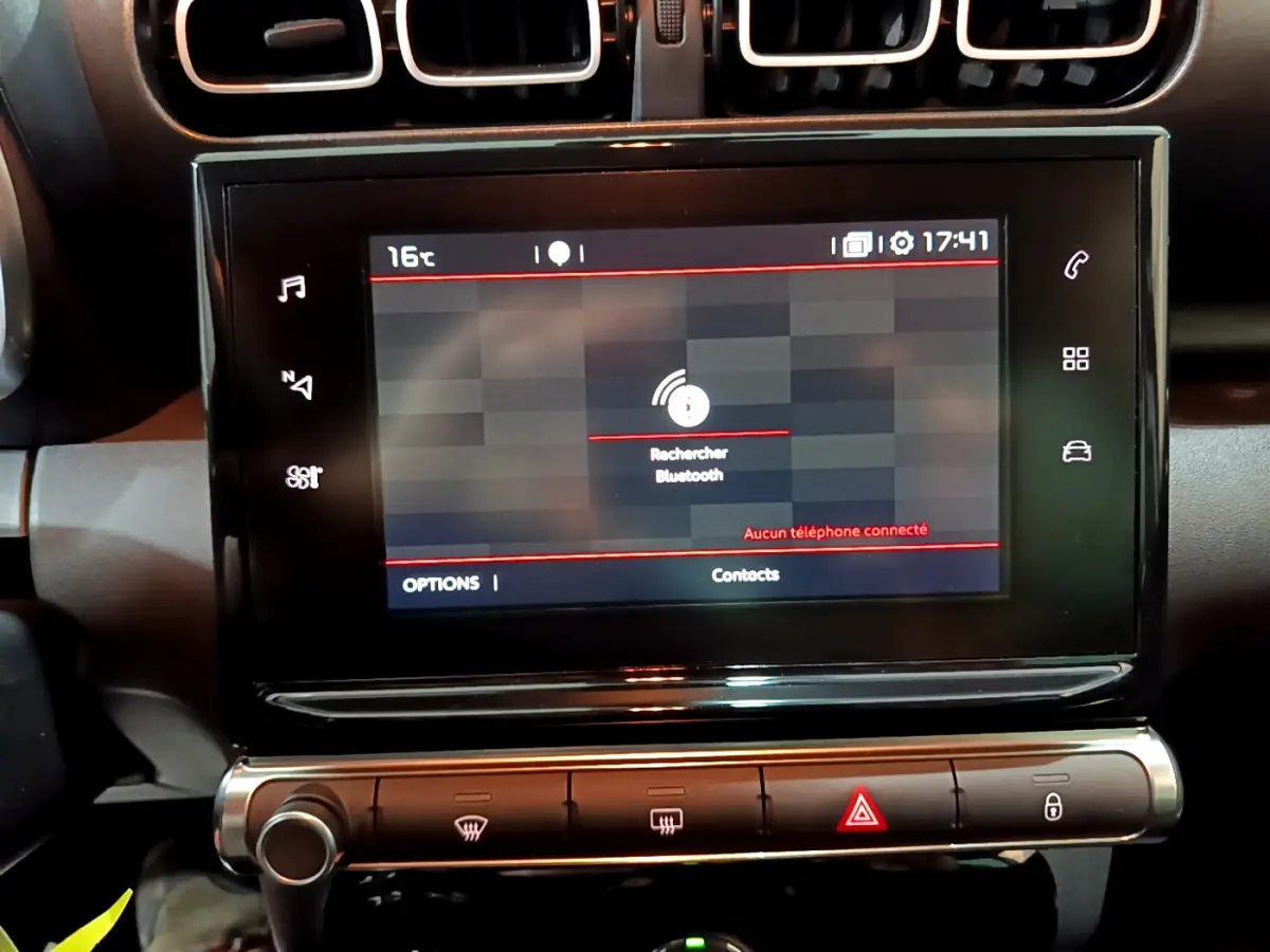 Écran tactile central affichant la recherche Bluetooth dans le tableau de bord du Citroën C3 Aircross noir.