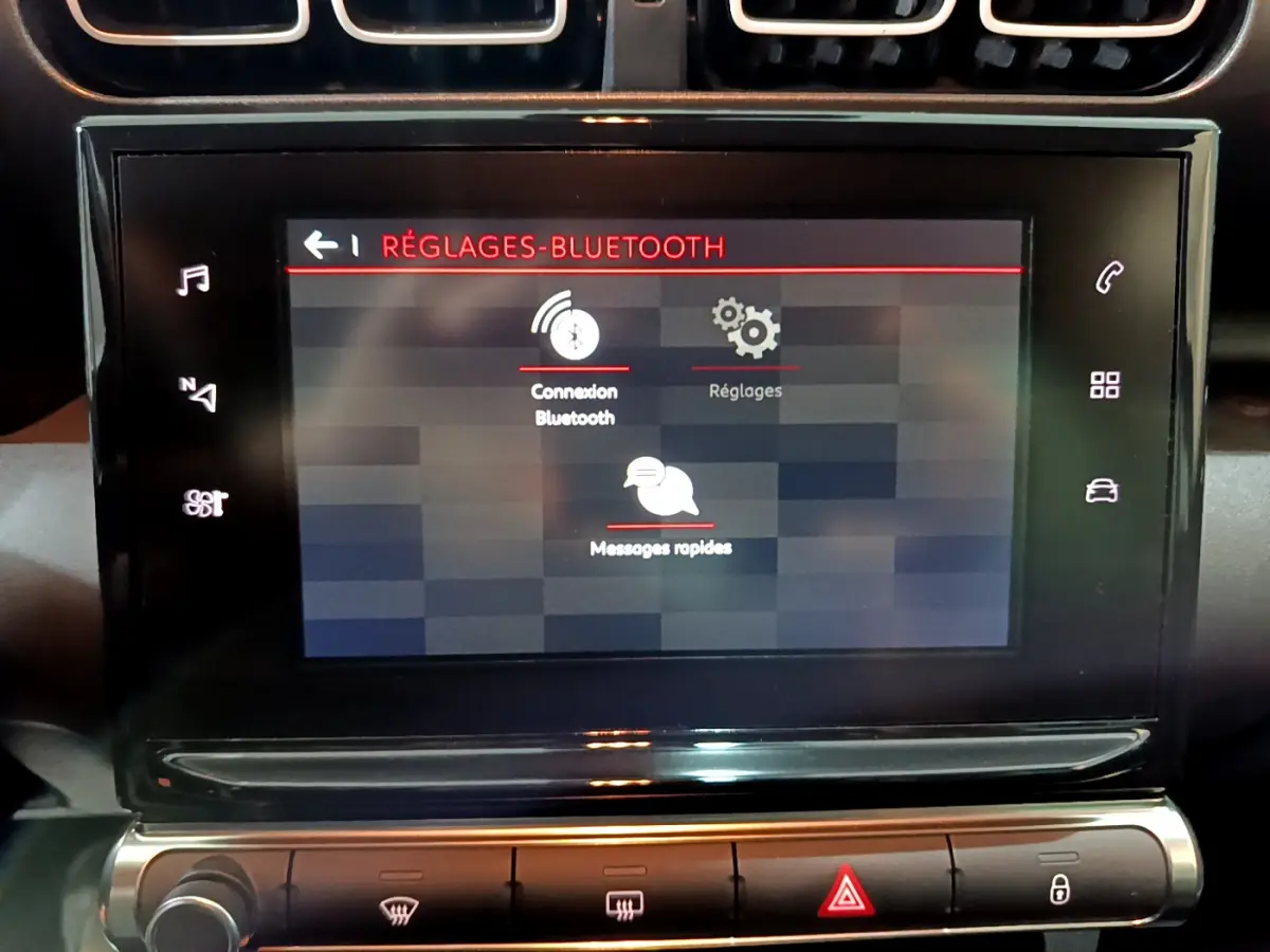 Écran tactile central affichant les réglages Bluetooth dans l'habitacle du Citroën C3 Aircross noir, vue frontale rapprochée.