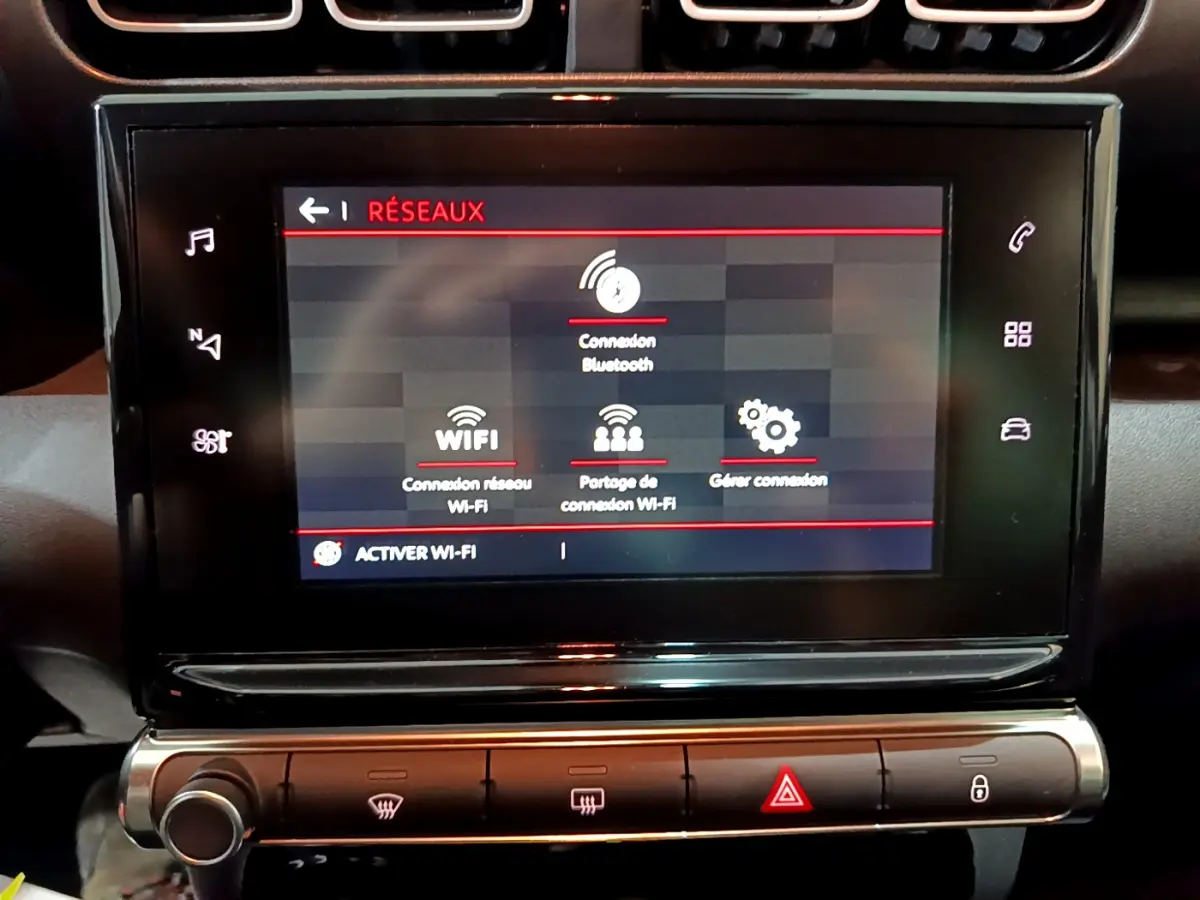 Écran tactile central affichant les options réseau dans l'habitacle du Citroën C3 Aircross noir de 2019.
