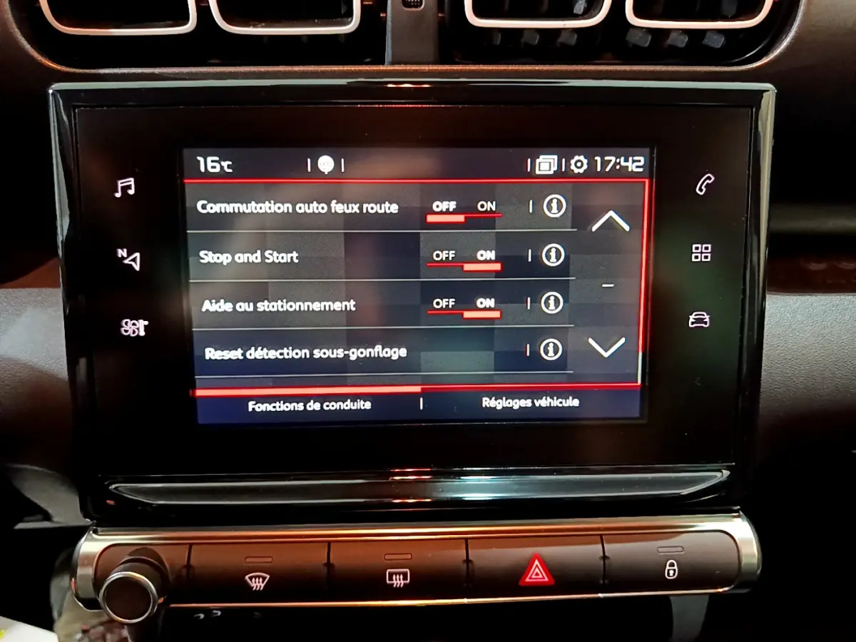 Écran tactile central affichant les réglages de conduite du Citroën C3 Aircross noir, vue intérieure rapprochée.