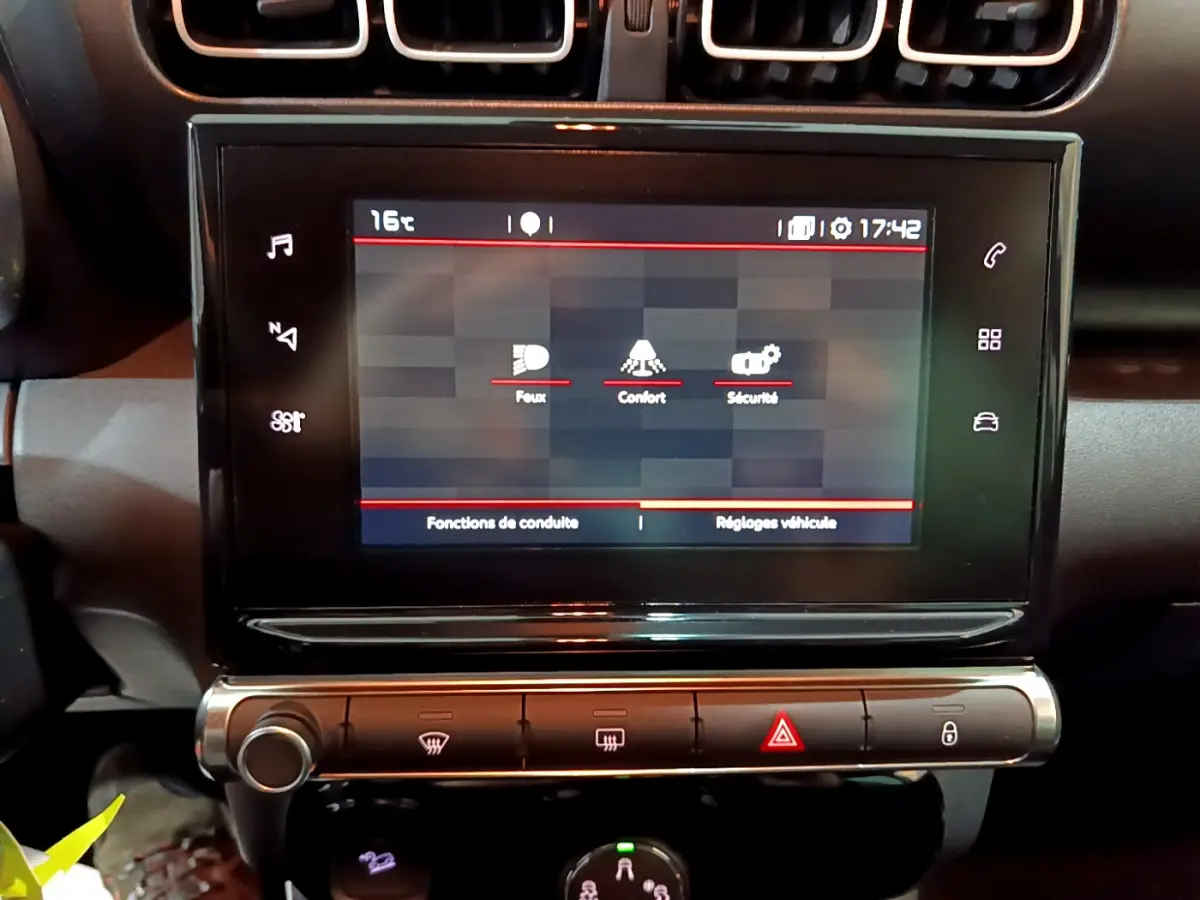 Écran tactile central de la Citroën C3 Aircross noir 2019 affichant les réglages de conduite et sécurité.