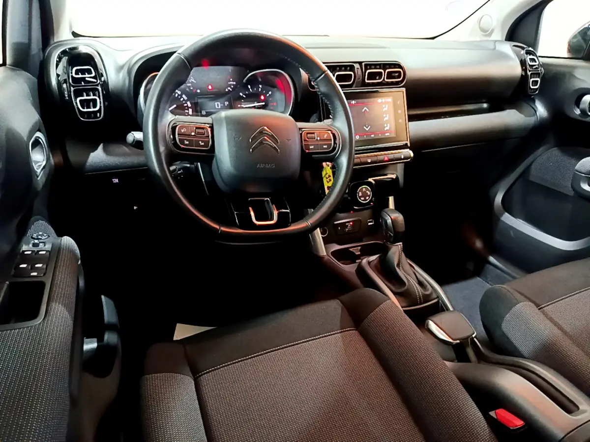 Intérieur noir du Citroën C3 Aircross 2019 vu de face, volant cuir multifonctions et écran tactile central.