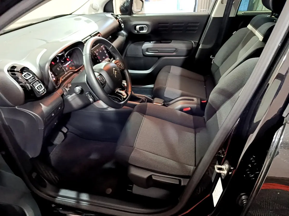 Intérieur avant droit du Citroën C3 Aircross noir 2019, avec tableau de bord moderne et sièges tissu gris.