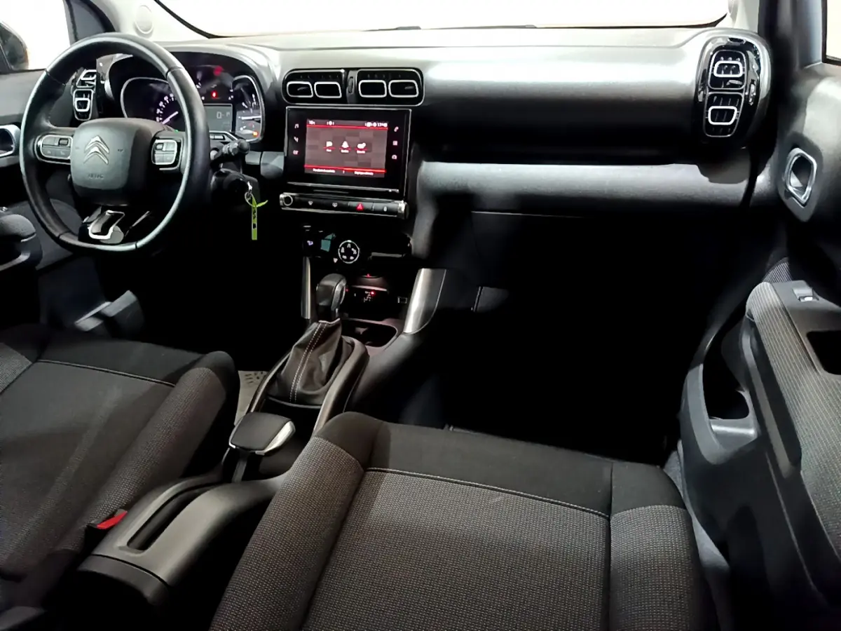 Intérieur noir du Citroën C3 Aircross 2019 vu côté passager, avec tableau de bord et écran tactile central visible.