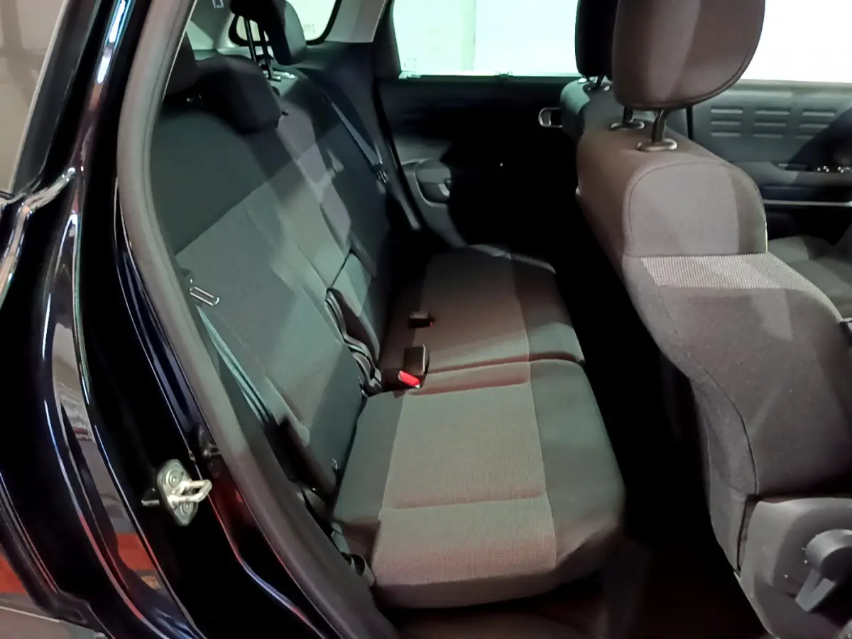 Vue intérieure côté gauche montrant la banquette arrière noire du Citroën C3 Aircross PureTech 110 Shine 2019.