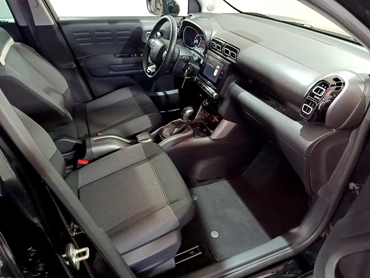 Intérieur noir du Citroën C3 Aircross 2019 vu côté conducteur, avec tableau de bord et écran tactile central.