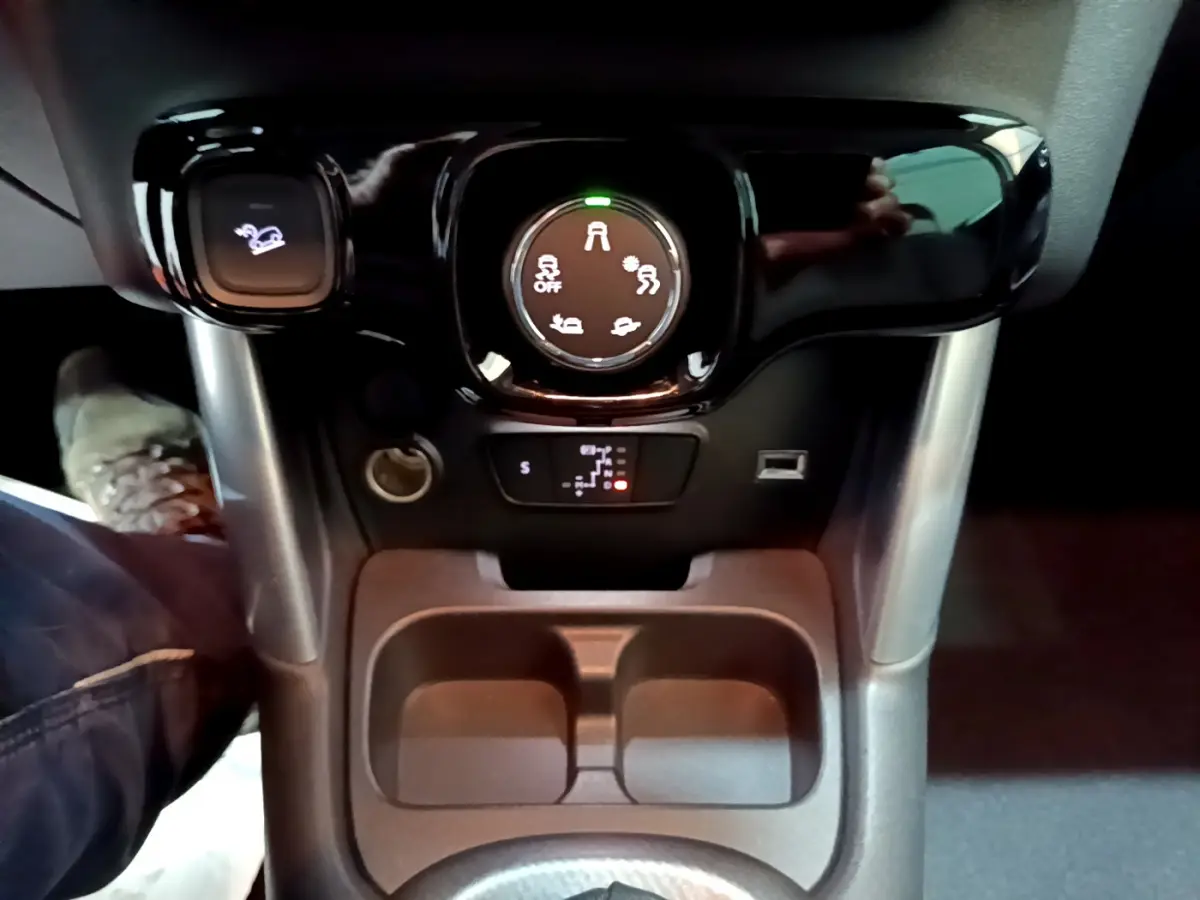 Gros plan sur la console centrale du Citroën C3 Aircross noir, montrant les commandes de traction et le porte-gobelets.