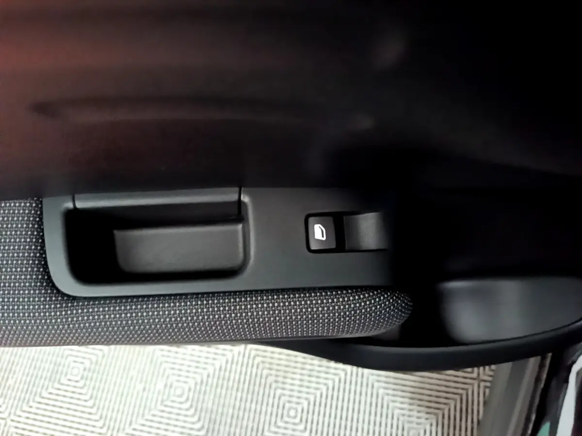 Poignée intérieure et bouton de verrouillage de porte côté gauche d'une Citroën C3 Aircross noire, finition Shine.