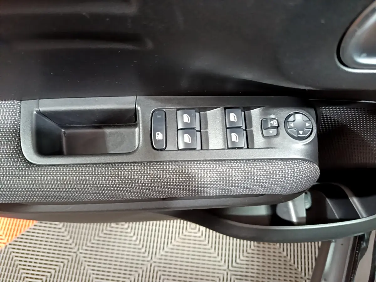 Détail des commandes de lève-vitres et réglage des rétroviseurs sur la porte côté conducteur d'une Citroën C3 Aircross noire.