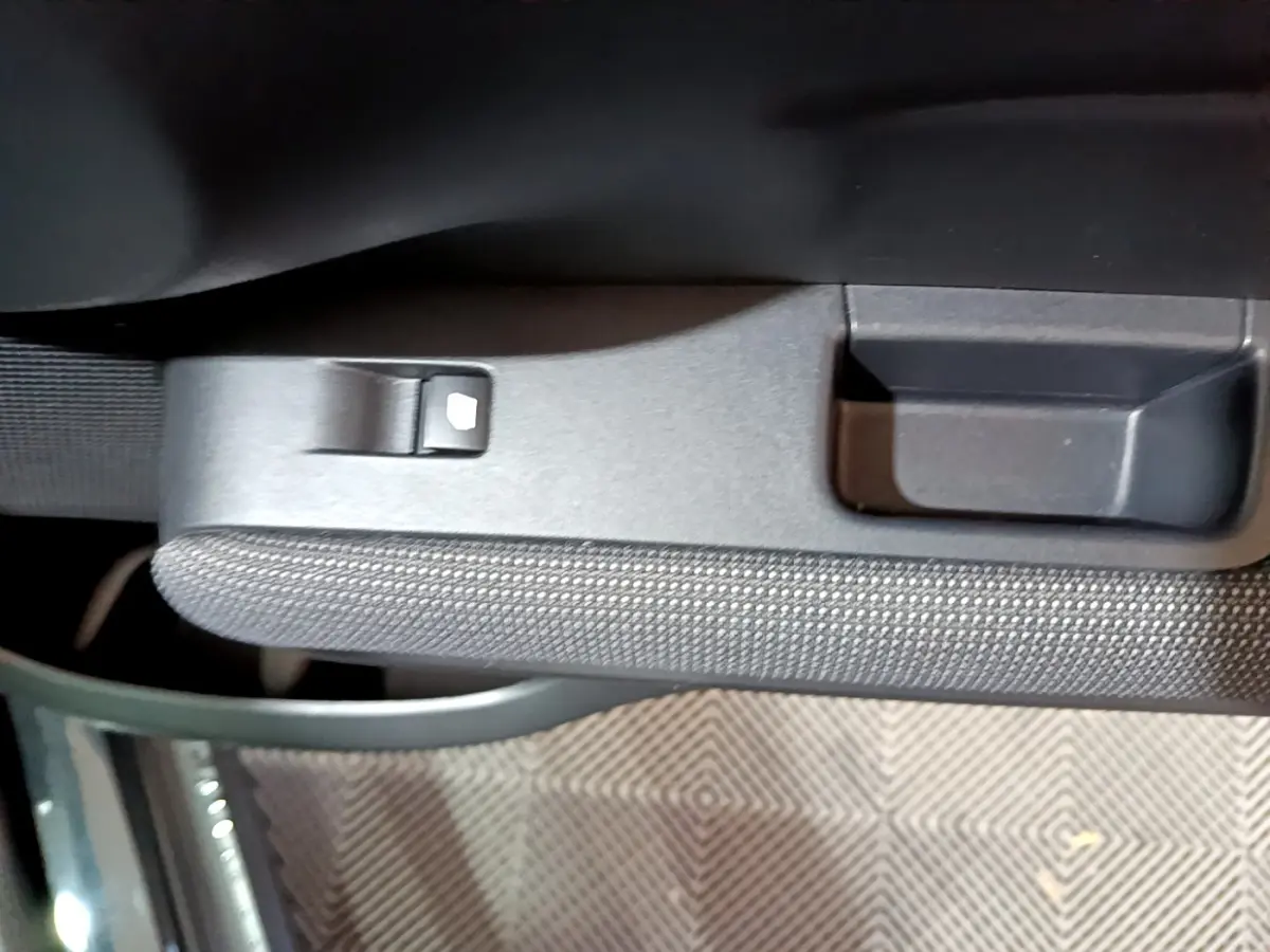 Détail de la commande de lève-vitre sur la porte côté conducteur d’un Citroën C3 Aircross noir.