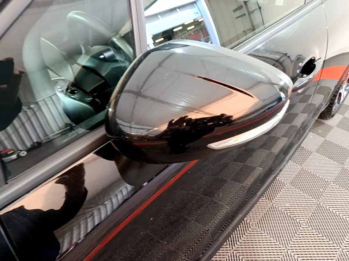 Rétroviseur noir côté gauche d'une Citroën C3 Aircross 2019 avec clignotant intégré, vue rapprochée en angle oblique.