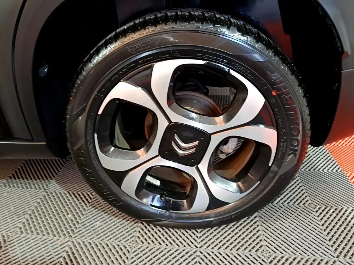 Gros plan sur la jante avant droite noire et argentée du Citroën C3 Aircross PureTech 110 Shine 2019.