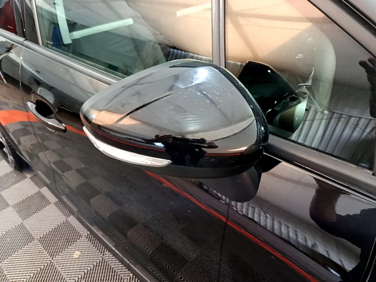 Rétroviseur côté gauche noir brillant avec clignotant intégré sur Citroën C3 Aircross PureTech 2019.