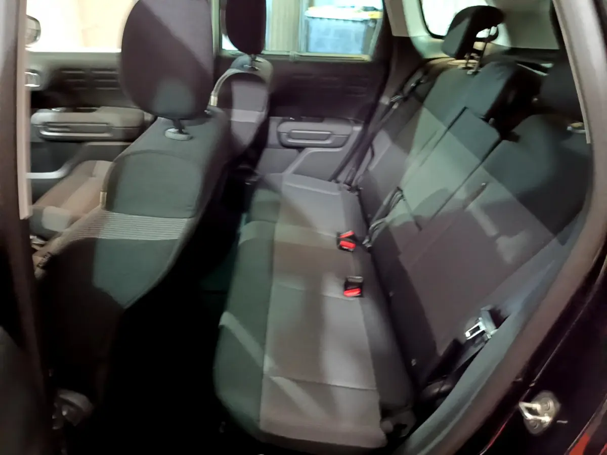 Vue intérieure côté droit montrant la banquette arrière noire du Citroën C3 Aircross 2019 avec appuie-têtes et ceintures visibles.