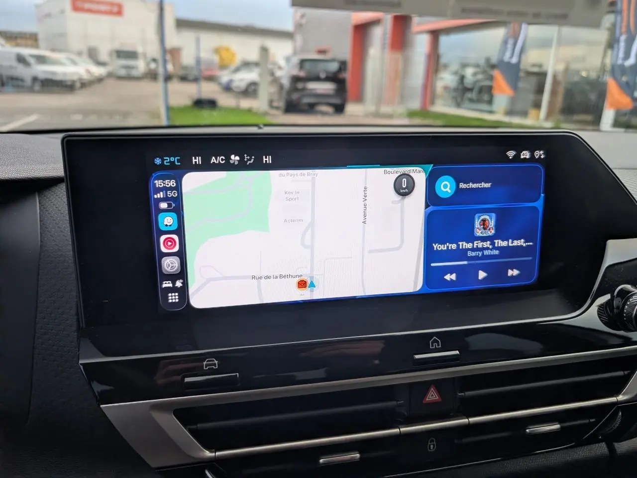 Écran tactile central affichant la navigation et la musique dans l'habitacle d'une Citroën C4 blanche 2025.