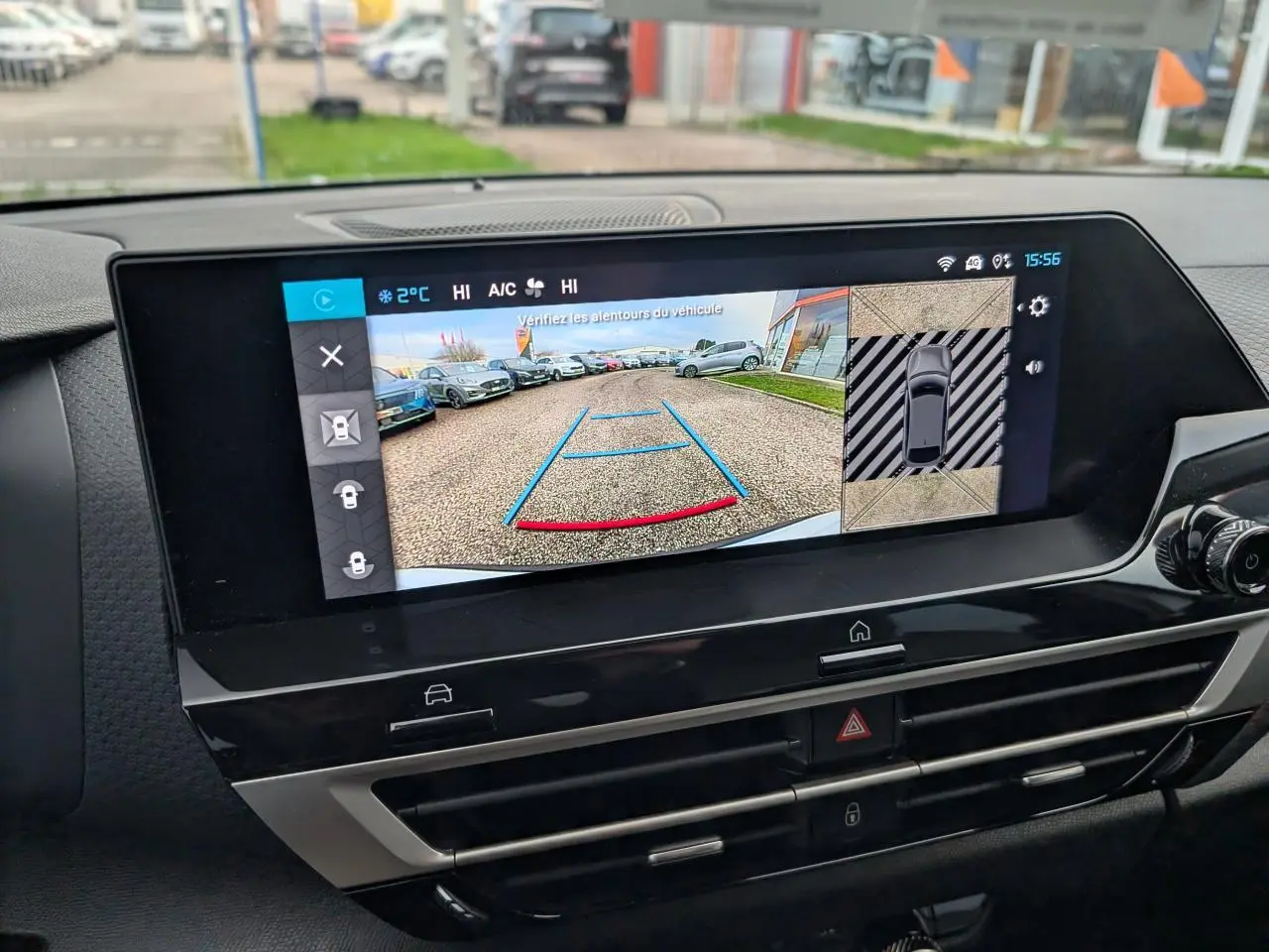 Écran central de la Citroën C4 2025 montrant la caméra de recul et la vue 360° du stationnement