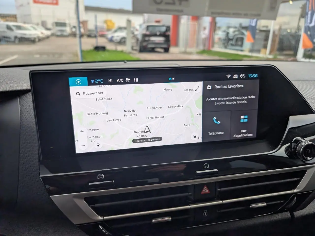 Écran tactile central du tableau de bord de la Citroën C4 2025 avec navigation et commandes digitales visibles