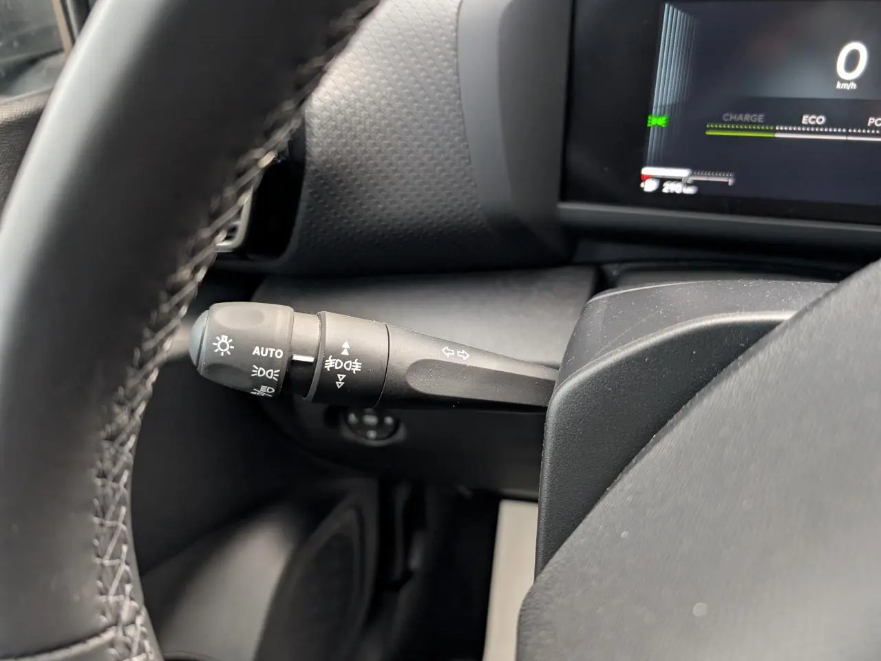 Gros plan sur la manette de commandes d’éclairage à gauche du volant dans l’habitacle du Citroën C4 blanc 2025