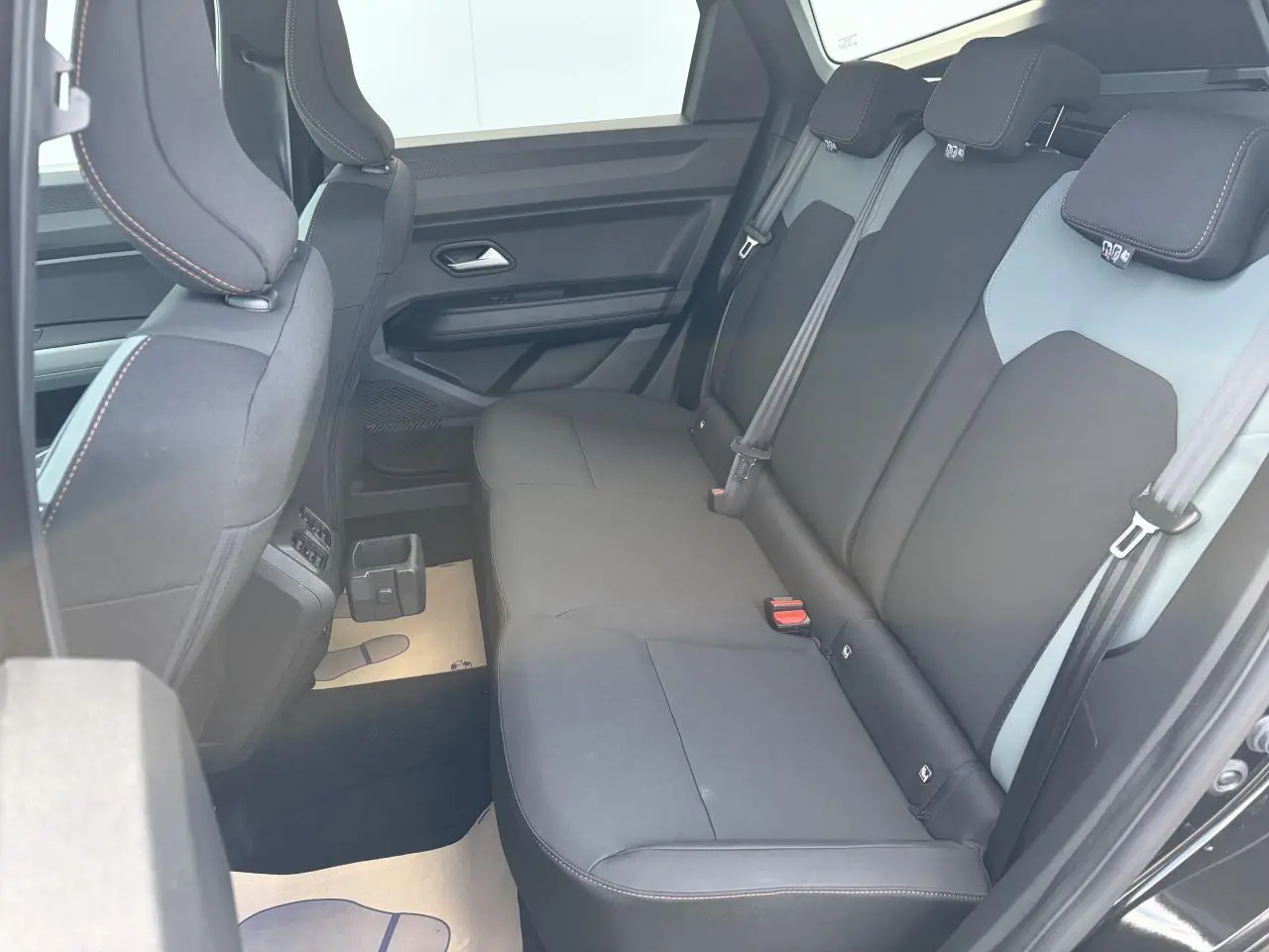 Vue intérieure côté droit sur la banquette arrière noire avec appuie-têtes et sellerie Extreme TEP MicroCloud du Dacia Bigster 2025.