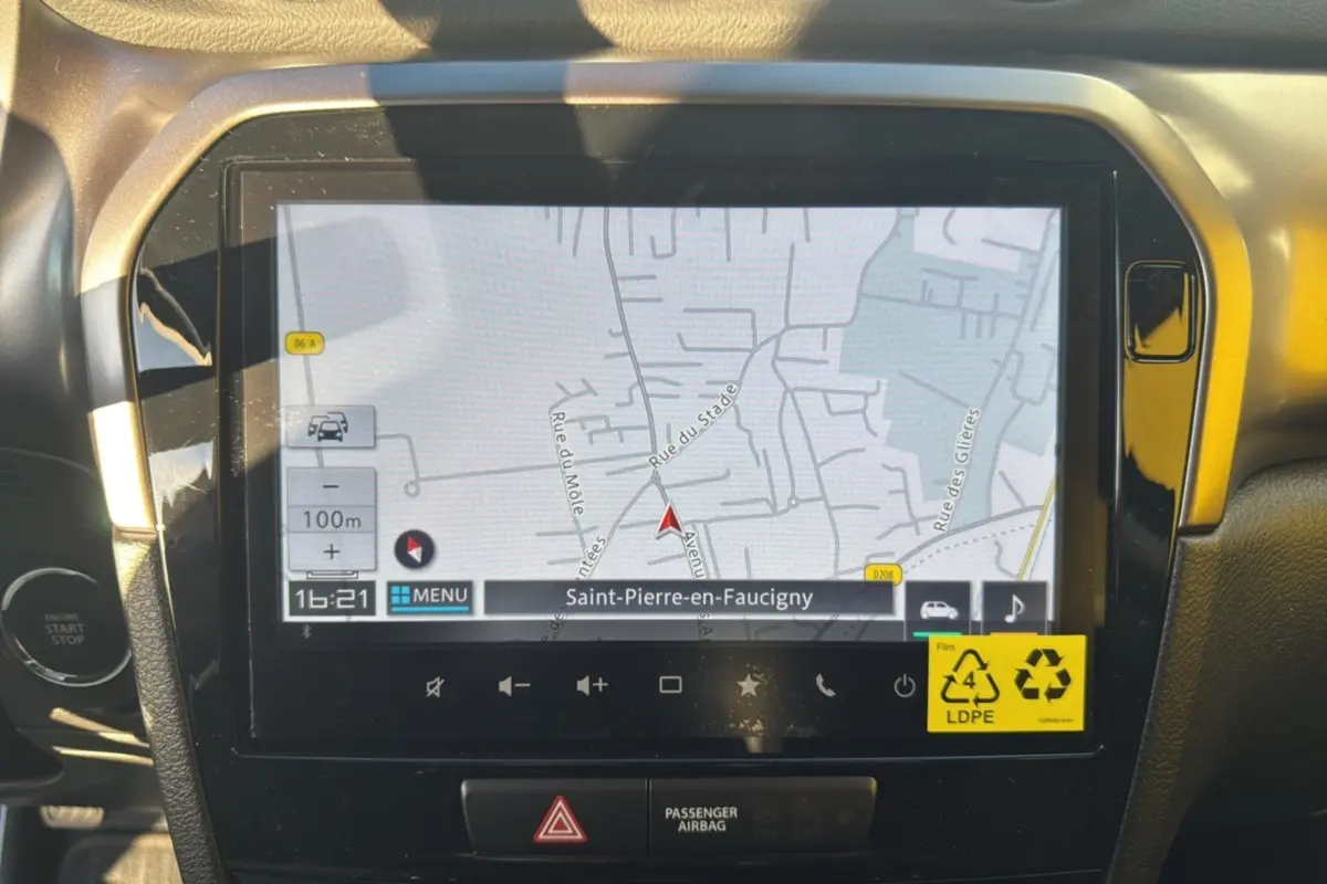 Écran tactile 9 pouces du Suzuki Vitara 2025 affichant la navigation GPS sur fond noir intérieur.
