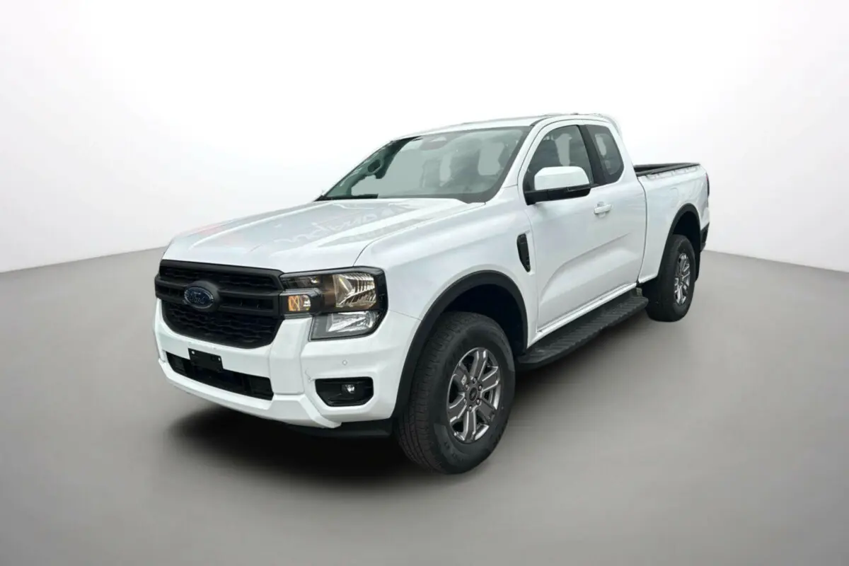 Ford Ranger blanc glacier en 3/4 avant droit avec calandre noire et marchepieds latéraux visibles.