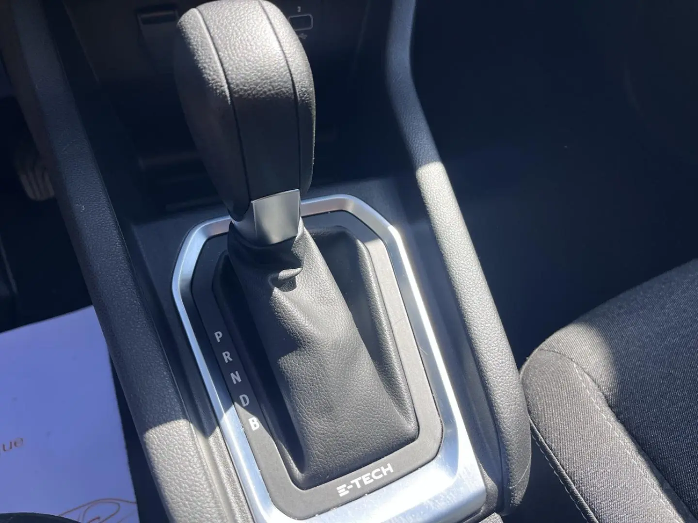 Le levier de vitesses automatique noir de la Renault Clio 1.6 E-Tech, vue rapprochée de la console centrale.