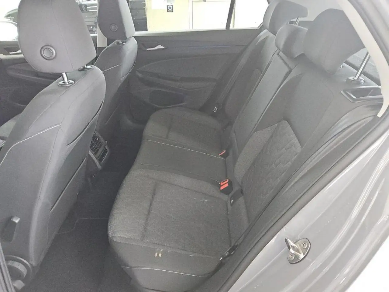 Vue intérieure côté droit des sièges arrière gris foncé de la Volkswagen Golf 8 VIII 1.0 TSI 110 Goal 2024.