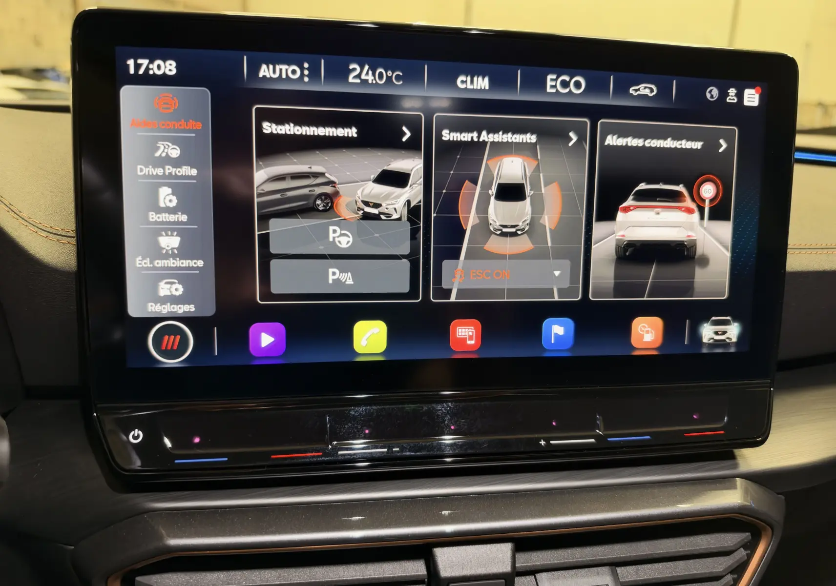 Écran tactile central du tableau de bord montrant les aides à la conduite avec une illustration du CUPRA Formentor blanc arrière.