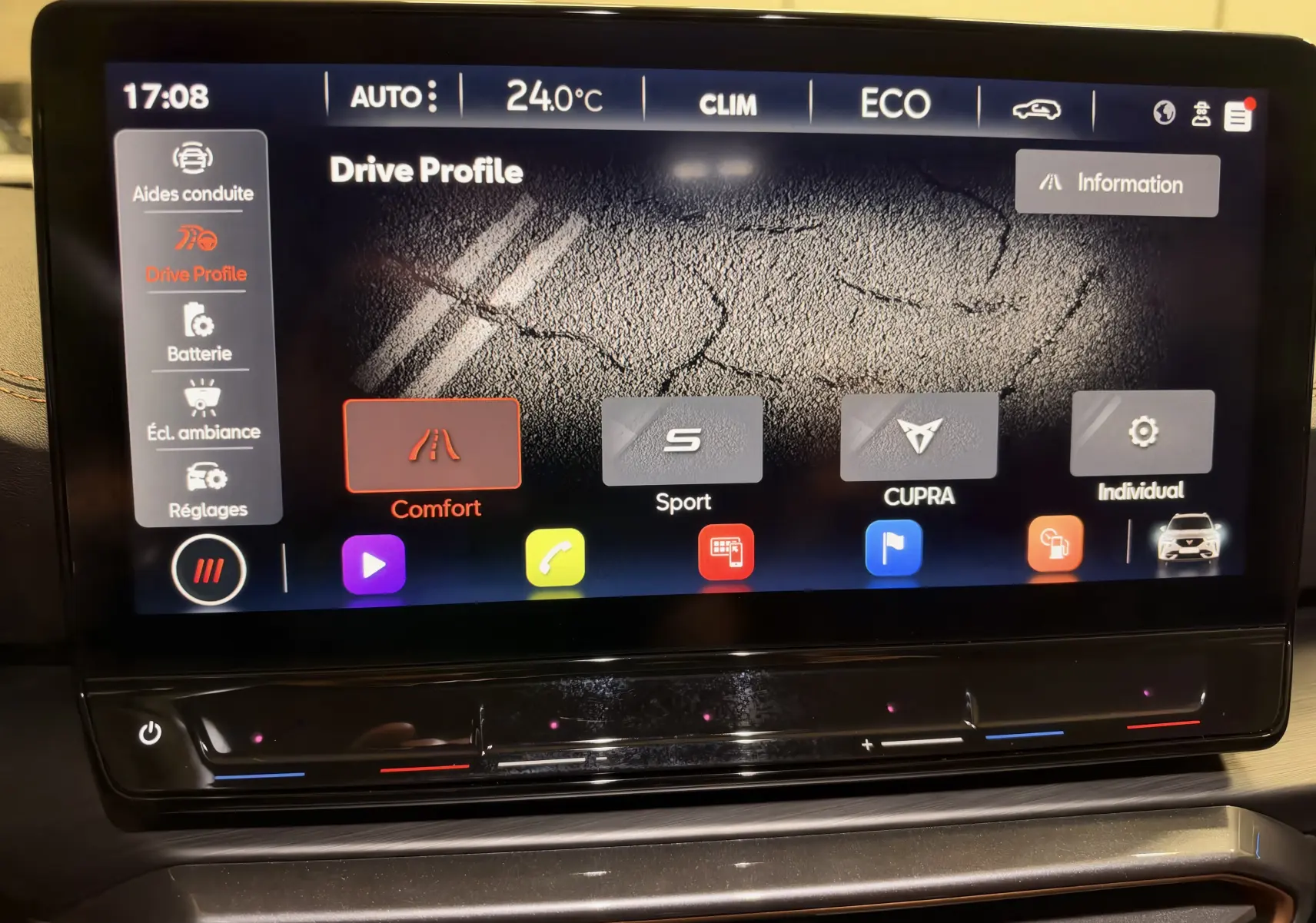 Écran tactile central du tableau de bord du CUPRA Formentor 2024 montrant les modes de conduite avec interface moderne et finition noire.