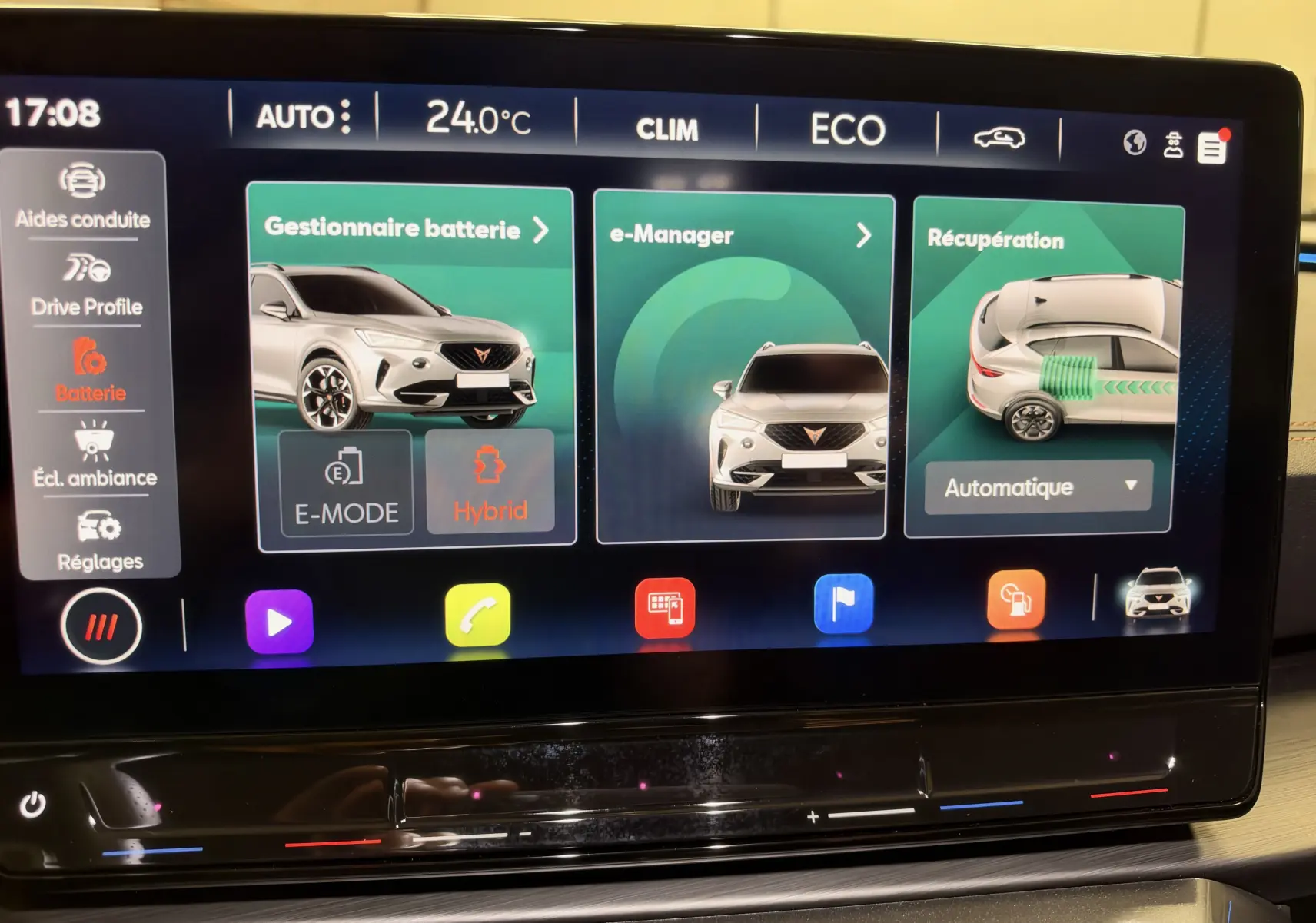 Écran tactile intérieur montrant l'interface de gestion batterie et récupération du CUPRA Formentor blanc, vue de face stylisée.