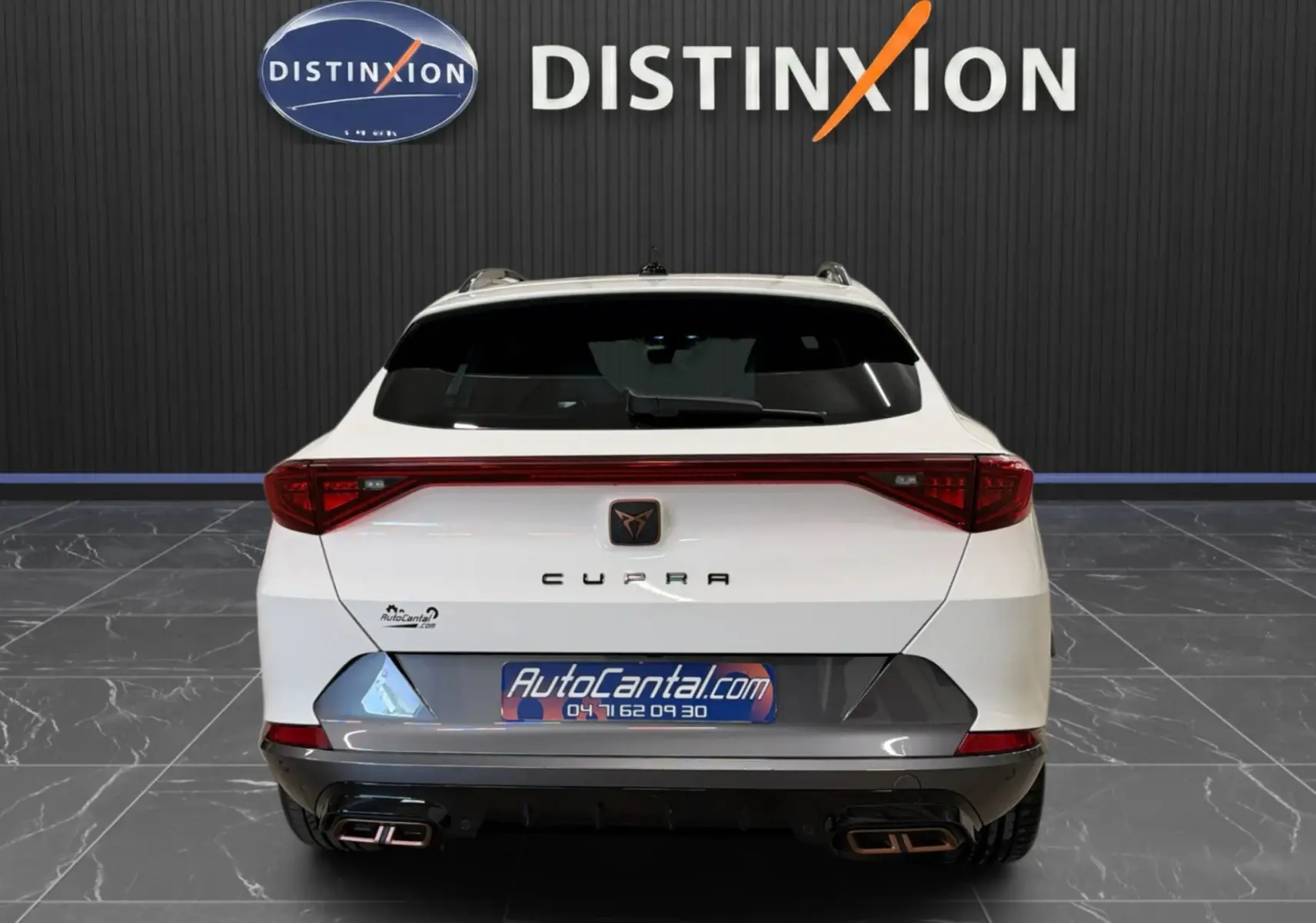 Vue arrière d'un CUPRA Formentor blanc 2024 avec feux arrière reliés et double sortie d'échappement rectangulaire.