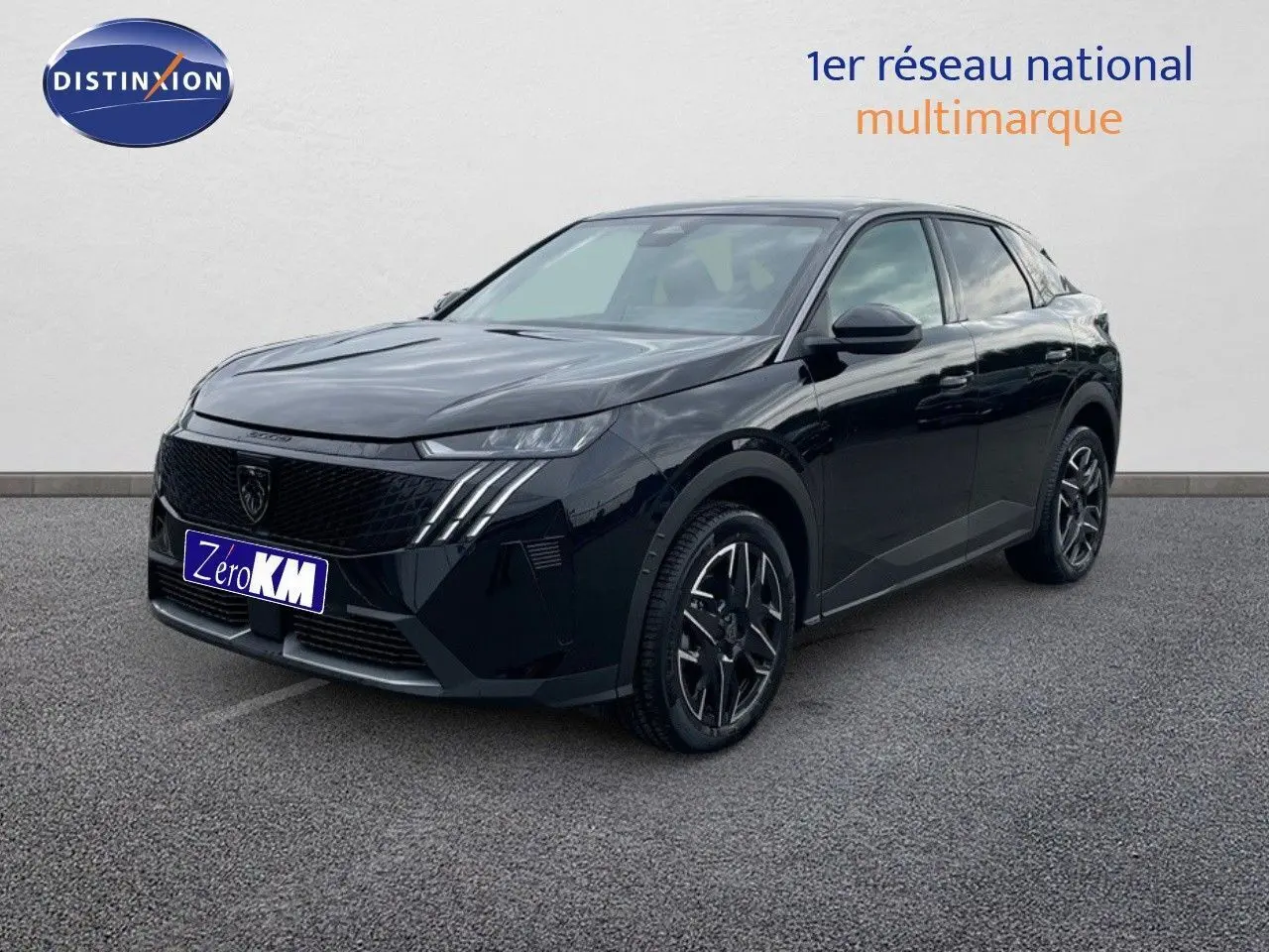 Peugeot 3008 Hybrid noir perle métal en vue 3/4 avant droit, avec jantes alliage et signature lumineuse LED distinctive.
