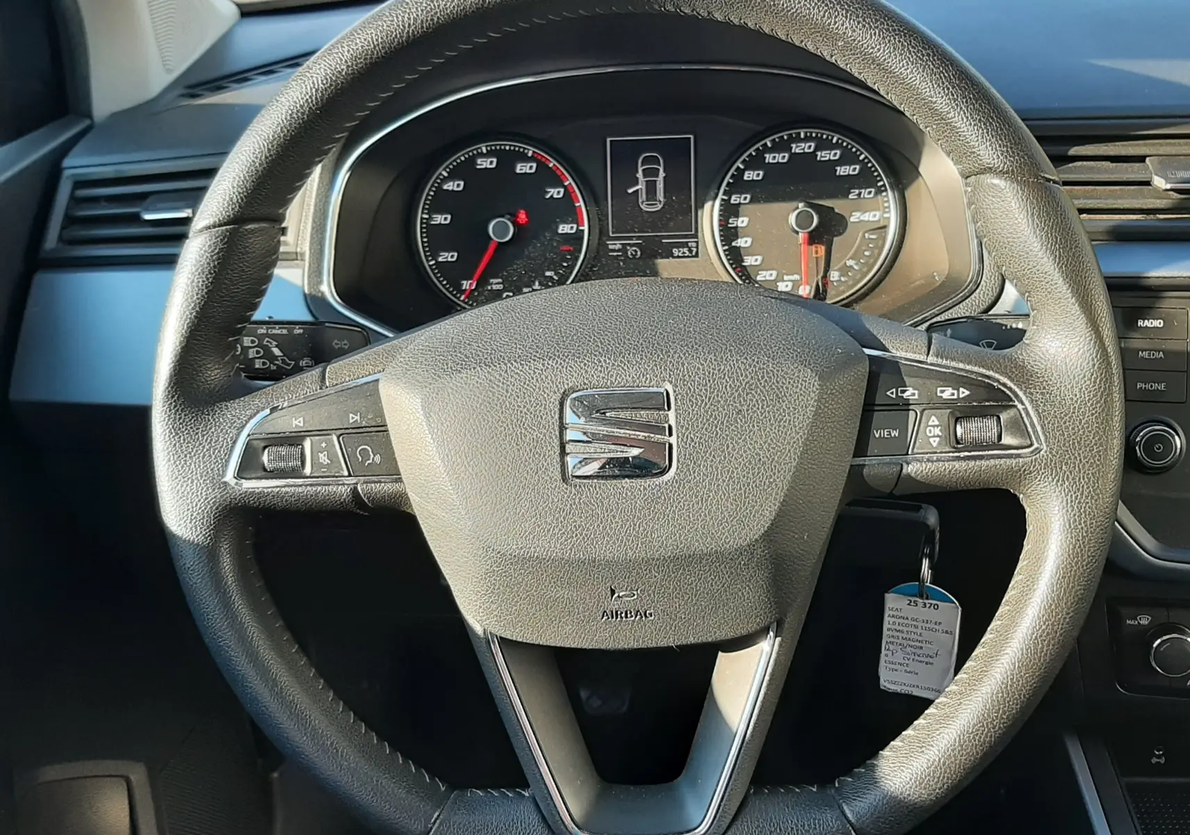 Volant en cuir noir de SEAT Arona 2019 avec commandes intégrées, cadrans de vitesse et tableau de bord visibles en arrière-plan.