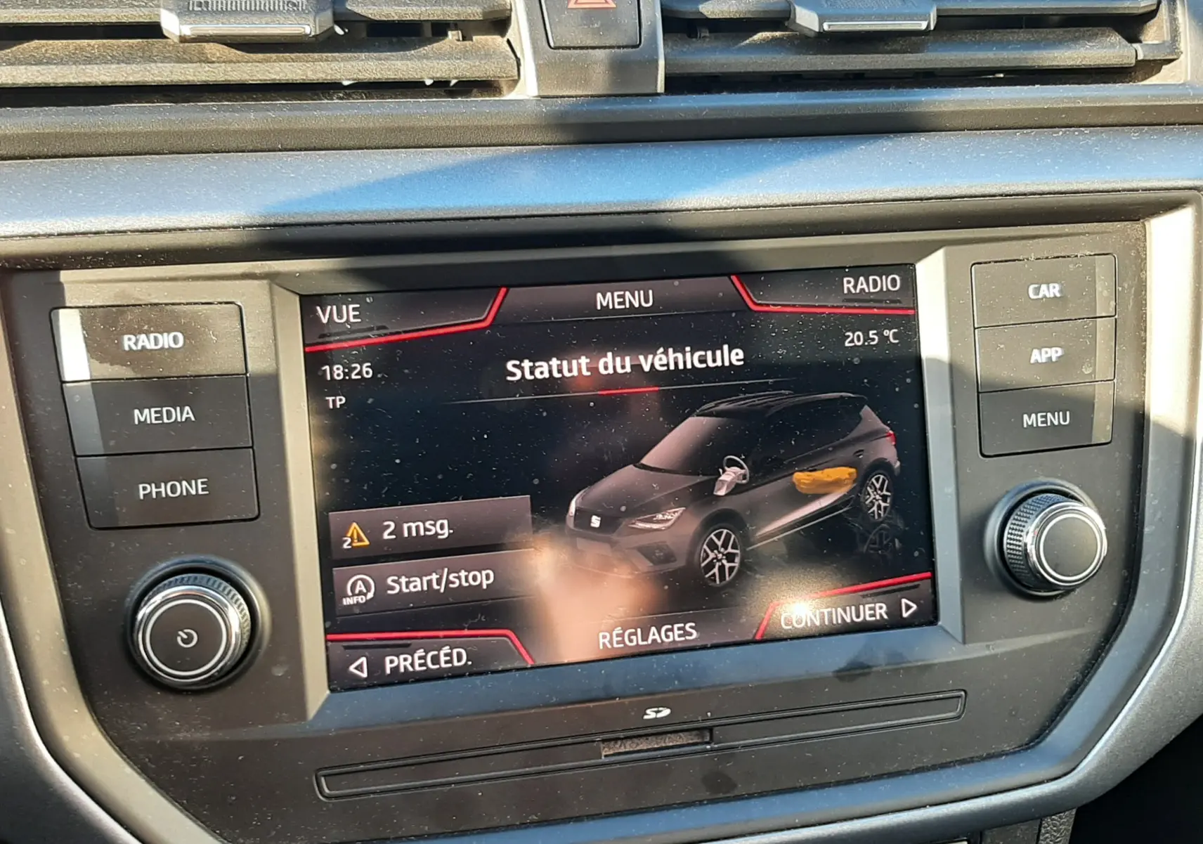 Écran central du tableau de bord du SEAT Arona 2019 affichant le statut du véhicule en intérieur noir.