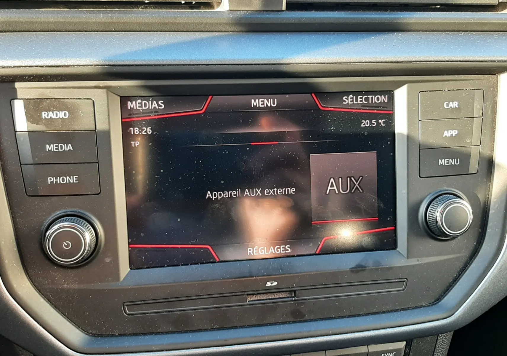 Tableau de bord de SEAT Arona gris, vue frontale centrée sur l'écran multimédia et commandes climatisation.