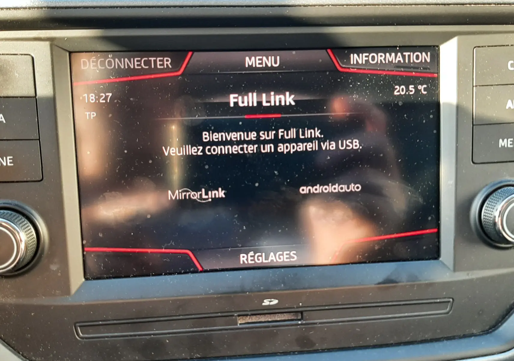 Écran tactile central du SEAT Arona 2019 affichant le menu Full Link avec options MirrorLink et Android Auto.