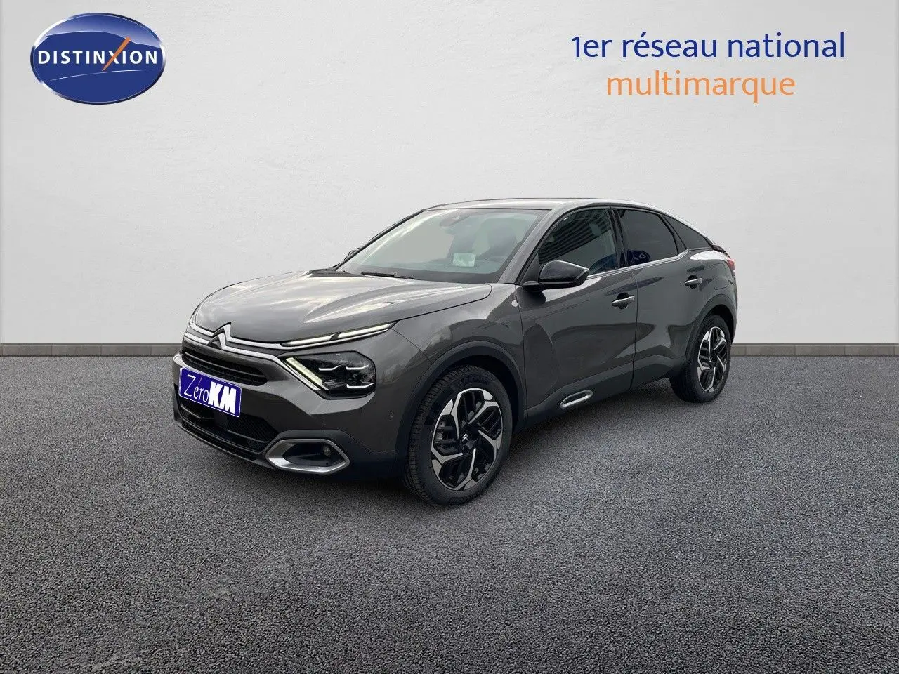 Citroën C4 2024 gris platinium métal en 3/4 avant droit, avec jantes biton et lignes modernes distinctives.